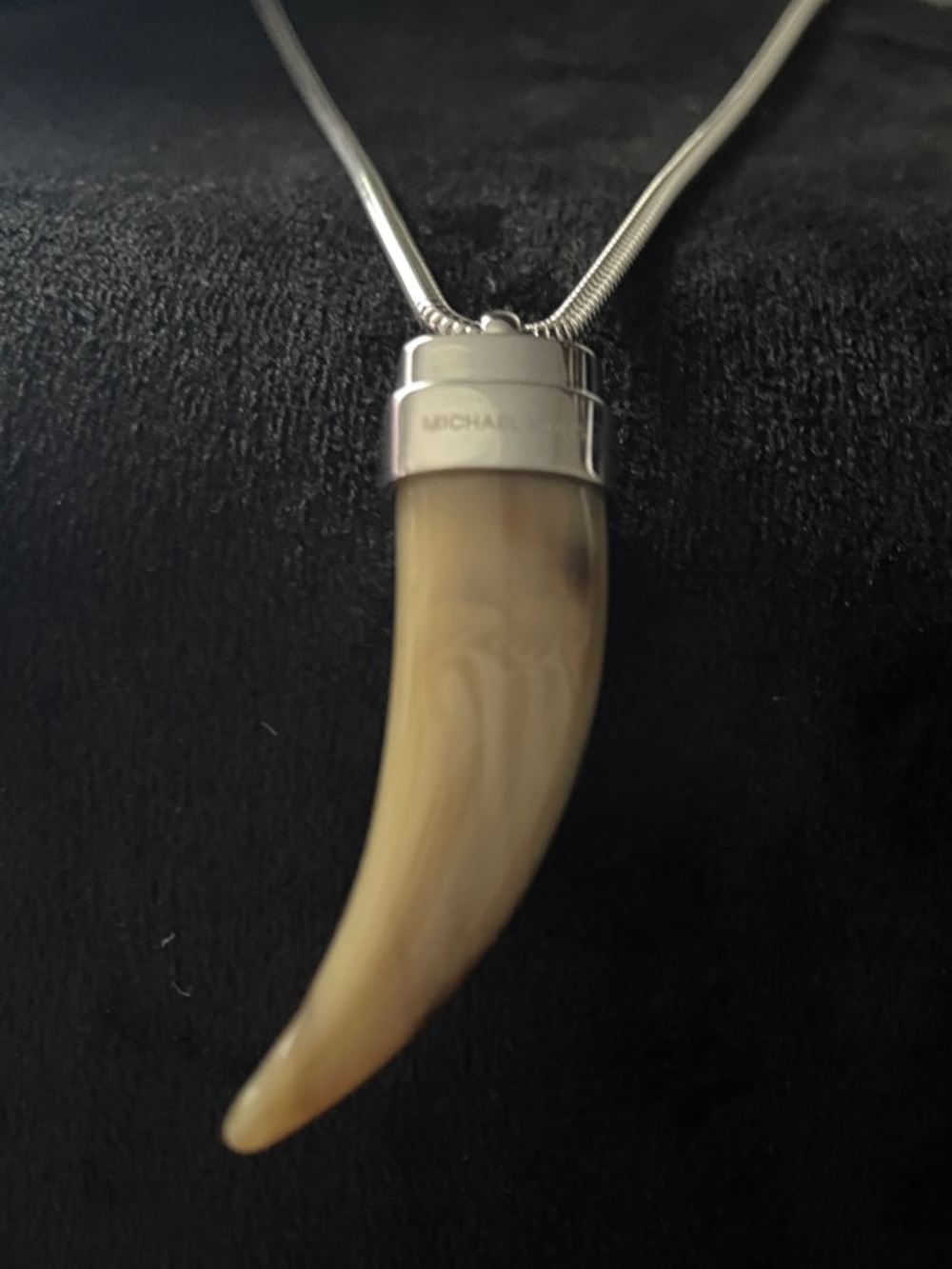 Michael Kors Silver-Tone Chain Necklace with Beige Horn Pendant - Picture 3 of 5